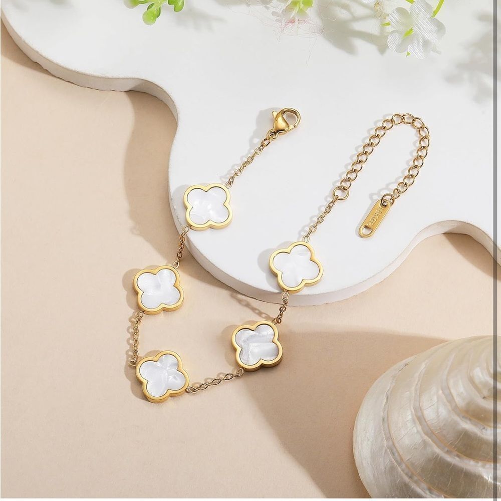 Gold plated clover bracelet